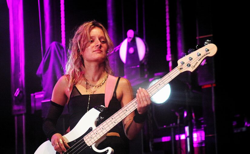 Julie Querteux est la nouvelle bassiste d’Ella Gunn